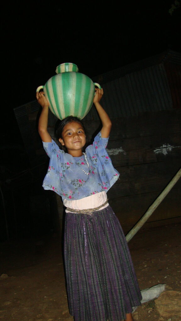 mujer acarreando agua